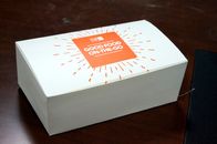 Подгонянные коробки картона конструкции сложенные Cuboid упаковывая для легкой закускы