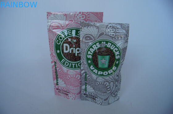 Черная матовая сумка еды алюминиевой фольги, стоит вверх упаковка кофейного зерна