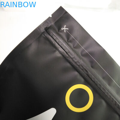 1 кг 500 граммов 250 граммов стоит вверх сумка черного штейнового кофе упаковывая с верхними молнией и алюминиевой фольгой внутри сумок