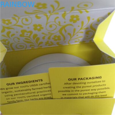 Доказательство запаха конфеты стоит вверх мешок упаковывая деланную пи-пи крышку металла выбивая вокруг жестяных коробок еды