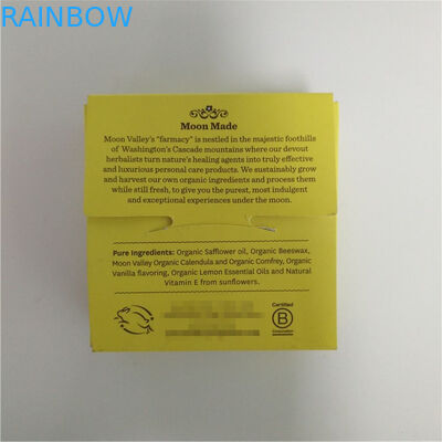 Доказательство запаха конфеты стоит вверх мешок упаковывая деланную пи-пи крышку металла выбивая вокруг жестяных коробок еды