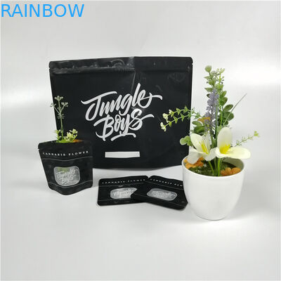 Джунгли прочного травяного ладана упаковывая мальчиков Рунтц кладут доказательство в мешки запаха печений