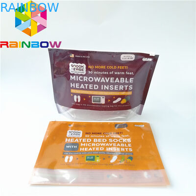 Упаковка пластиковых мешков одежды нижнего белья людей стоит вверх сползающ таможню сумки молнии