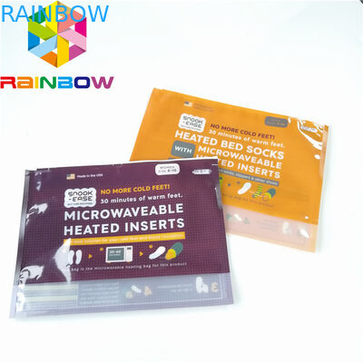 Упаковка пластиковых мешков одежды нижнего белья людей стоит вверх сползающ таможню сумки молнии