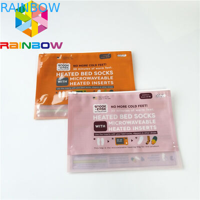 Упаковка пластиковых мешков одежды нижнего белья людей стоит вверх сползающ таможню сумки молнии