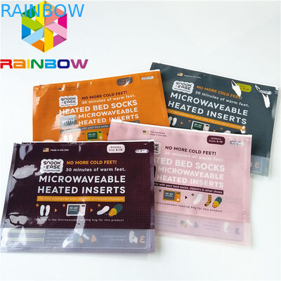 Упаковка пластиковых мешков одежды нижнего белья людей стоит вверх сползающ таможню сумки молнии