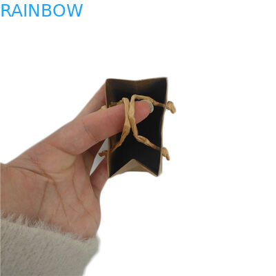 Небольшие подгонянные бумажные мешки стоят вверх упаковка еды конфеты подарка с ручкой