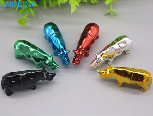 Мужчина выполняет всю ночь напролет карт капсулы носорога 7 влияния карты 3Д таблетки сумасшедшую бухту коробки и пластмассы бумаги с покрытием дисплея 69