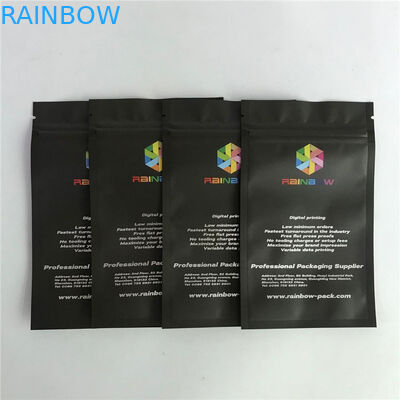 Стойка печатания цифров вверх по алюминиевой фольге показывая сумки конфеты сумок упаковывая