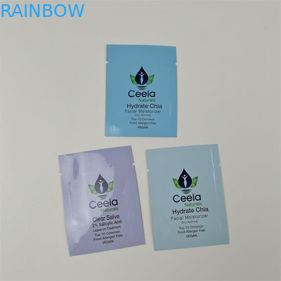 Продукты для перекусов и кофейные бобы в небольшом пакете из фольги для образцов