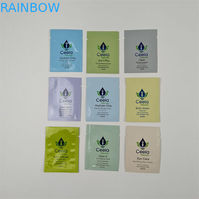 Продукты для перекусов и кофейные бобы в небольшом пакете из фольги для образцов