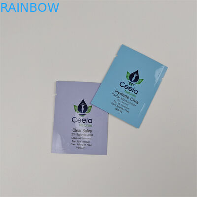 Продукты для перекусов и кофейные бобы в небольшом пакете из фольги для образцов