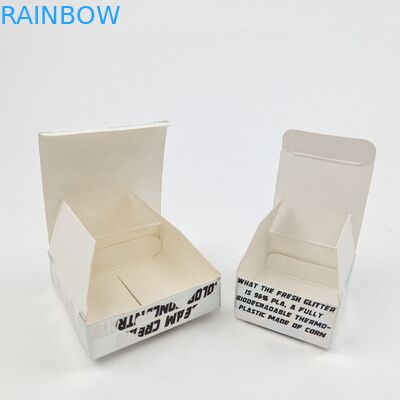 На столе разорвать дисплейные коробки упаковка белые картонные дисплейные коробки