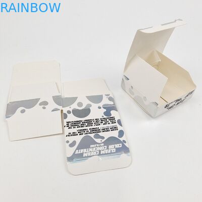 На столе разорвать дисплейные коробки упаковка белые картонные дисплейные коробки