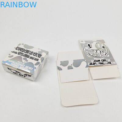 На столе разорвать дисплейные коробки упаковка белые картонные дисплейные коробки