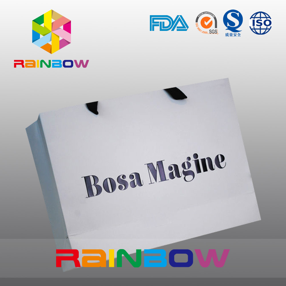 Eco - содружественные подгонянные бумажные мешки с ручкой для упаковывать одеяния