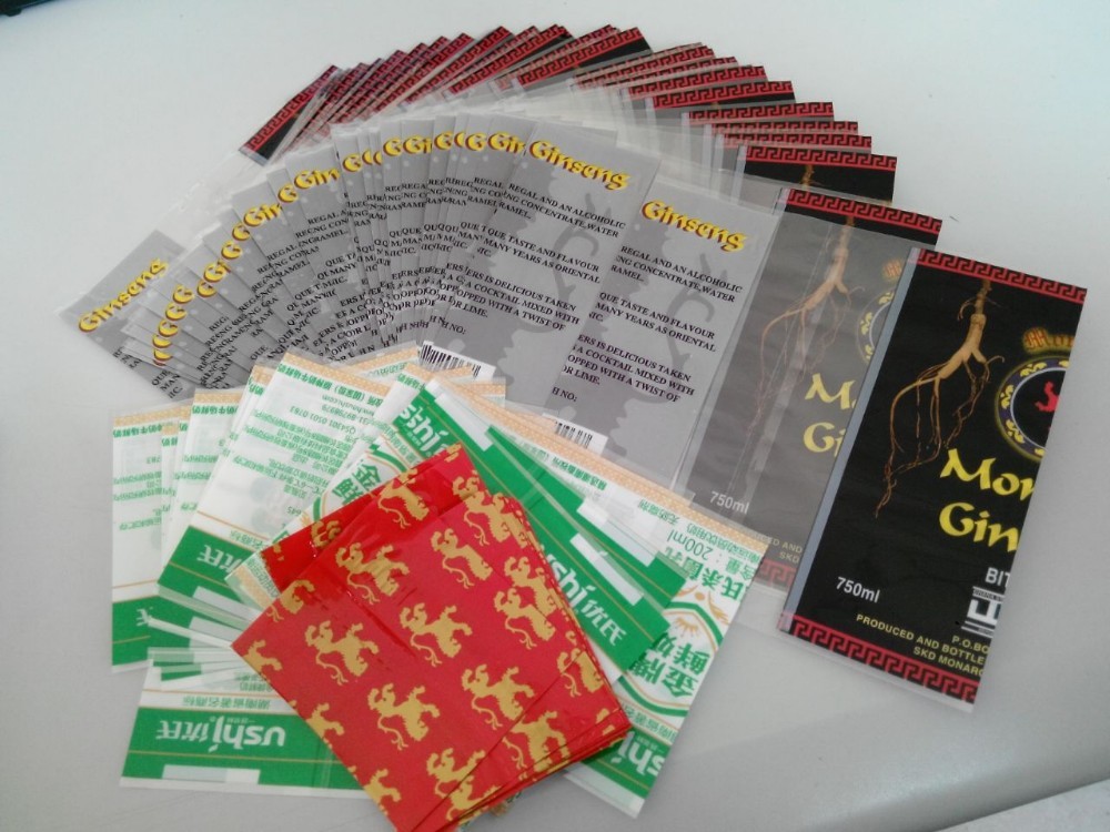 Ярлыки втулки сокращения применения руки для упаковывать бутылки воды кокоса