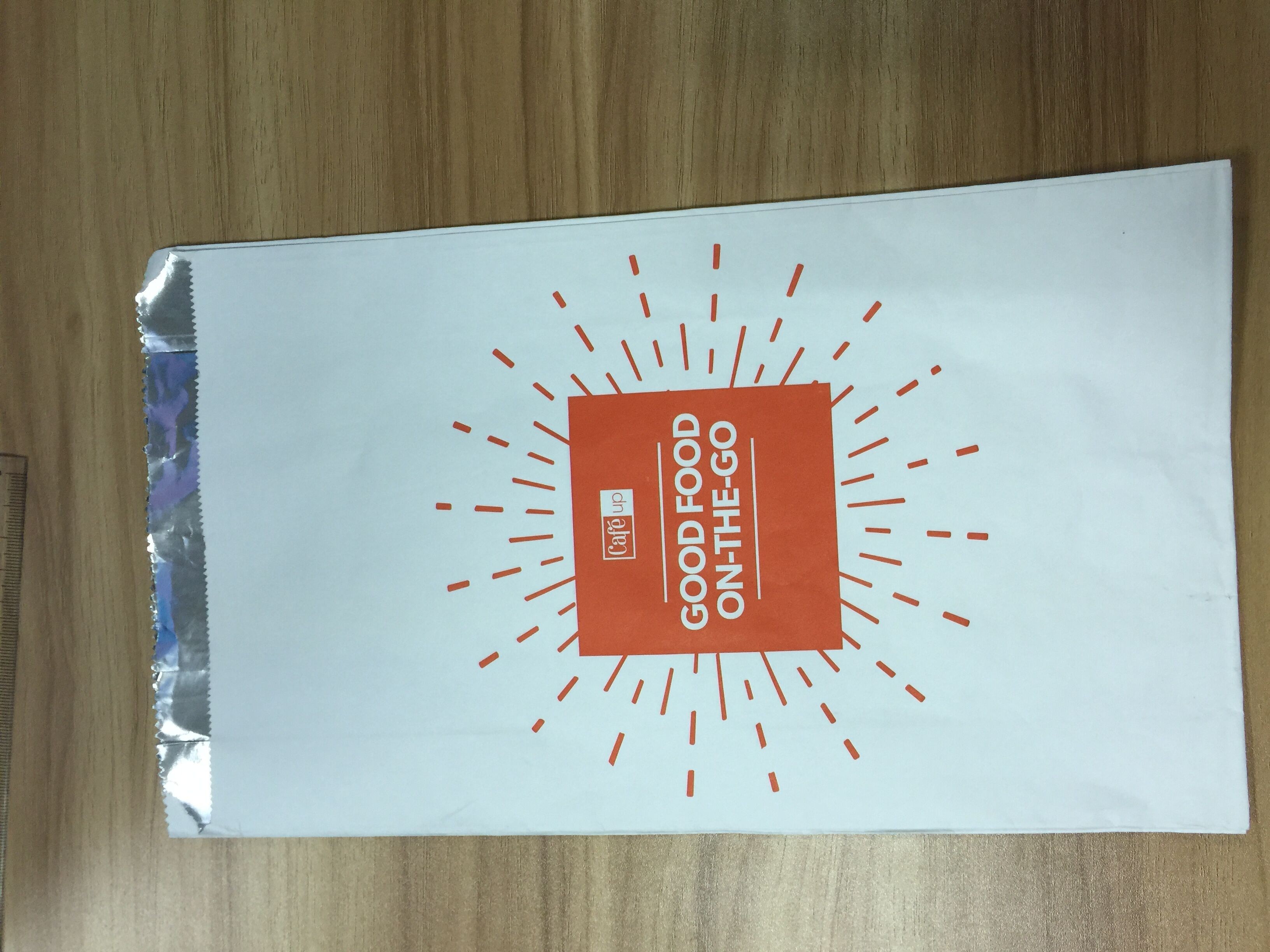 Бумага Kraft выровняла фольгу внутри конструкции жареного цыпленка упаковывая подгонянной мешками