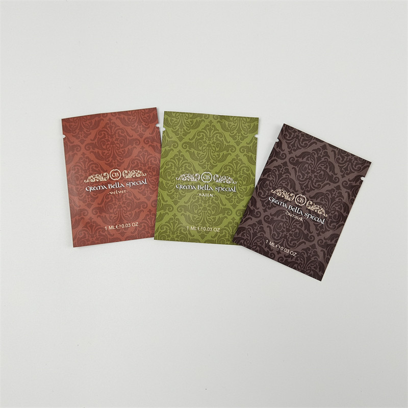 Продукты для перекусов и кофейные бобы в небольшом пакете из фольги для образцов