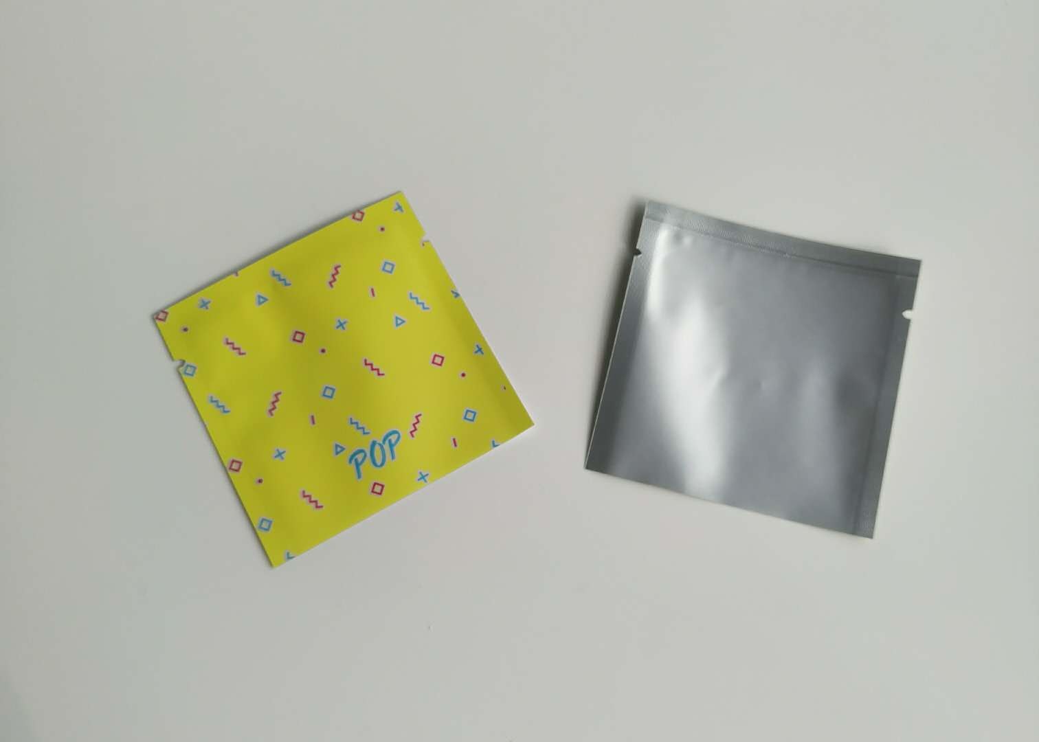 Небольшая упаковка пластиковых мешков алюминиевая стоит вверх сумка удя червя приманки с ясным окном