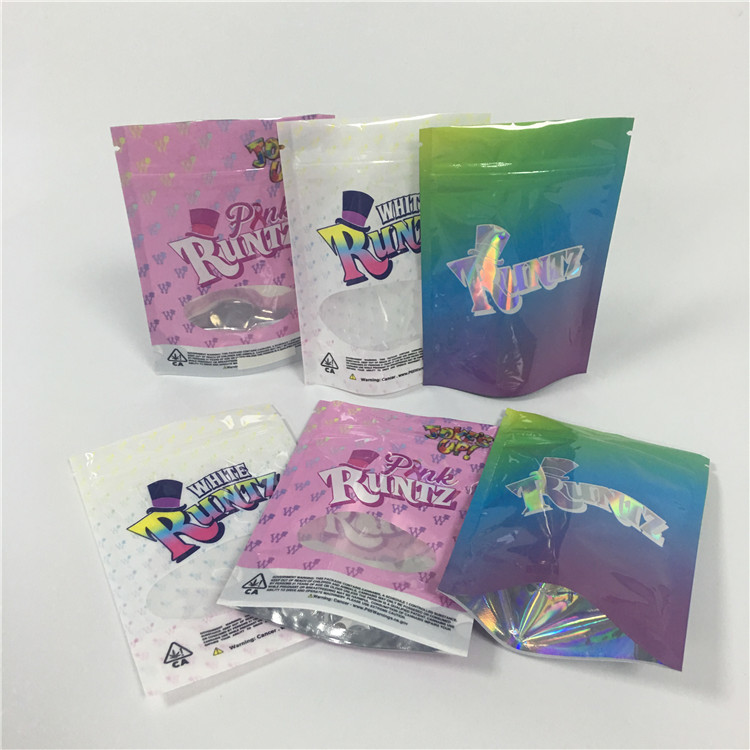 Джунгли прочного травяного ладана упаковывая мальчиков Рунтц кладут доказательство в мешки запаха печений