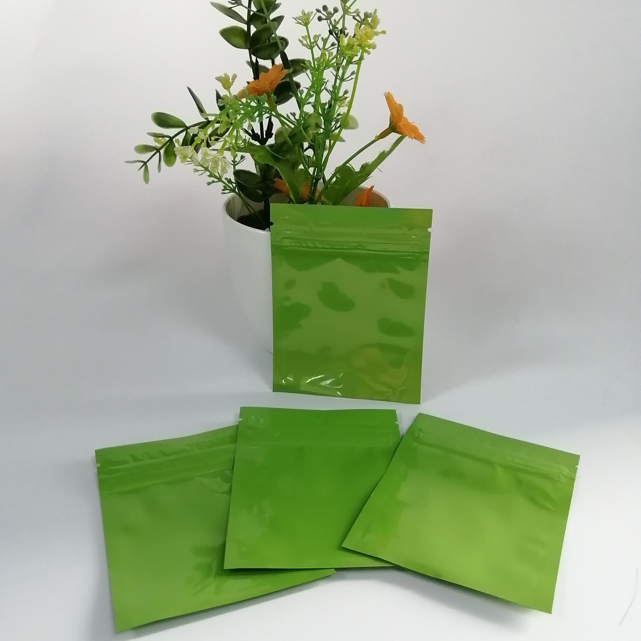 Зиплок пластикового небольшого саше изготовленный на заказ кладет алюминиевую фольгу в мешки внутри влагостойкого