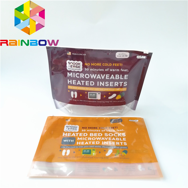 Упаковка пластиковых мешков одежды нижнего белья людей стоит вверх сползающ таможню сумки молнии