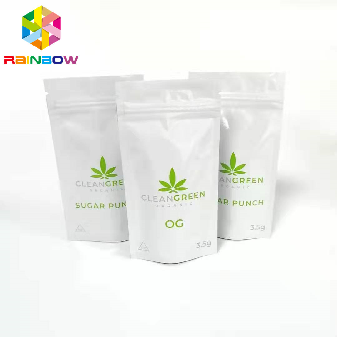 Пакетики чая упаковывая, подгонянное лоснистое утра стоят вверх аттестованное УПРАВЛЕНИЕ ПО САНИТАРНОМУ НАДЗОРУ ЗА КАЧЕСТВОМ ПИЩЕВЫХ ПРОДУКТОВ И МЕДИКАМЕНТОВ мешков