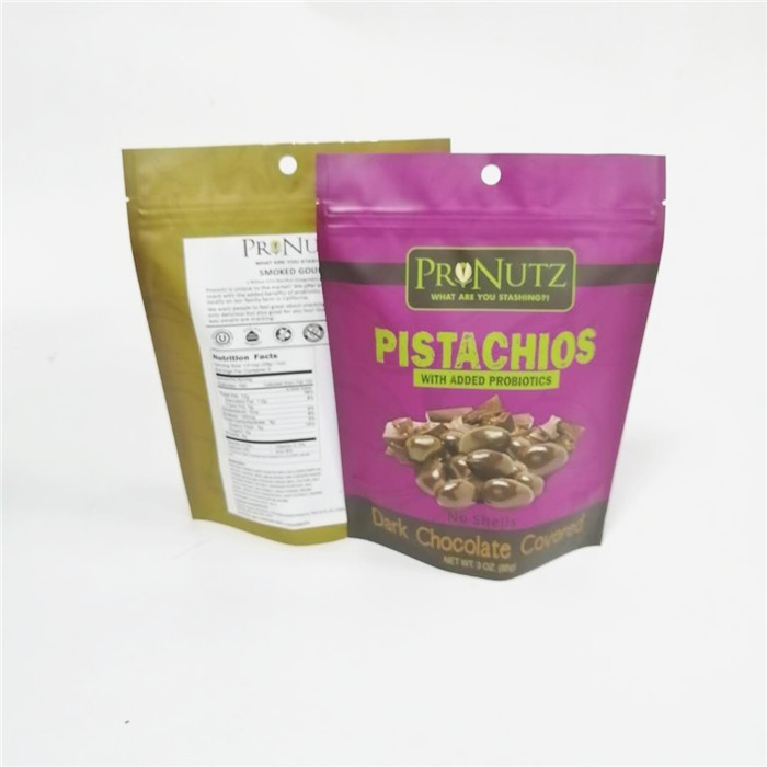 гайки слоистой пластмассы кладут упаковку в мешки гайки анакардии стоят вверх по сумкам