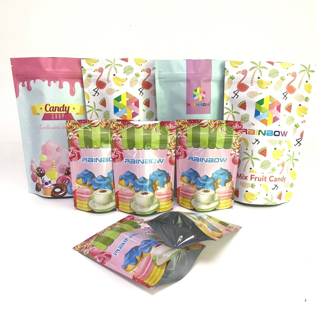 Стойка печатания цифров вверх по алюминиевой фольге показывая сумки конфеты сумок упаковывая